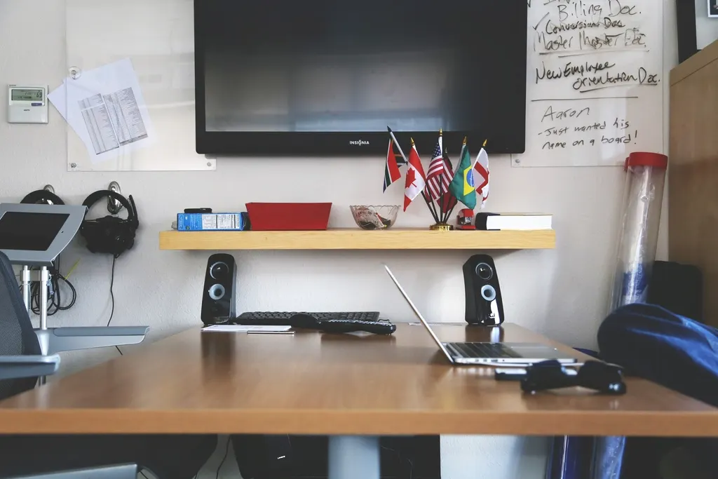 Aufgeräumtes Gaming-Setup mit Bildschirm und Tastatur