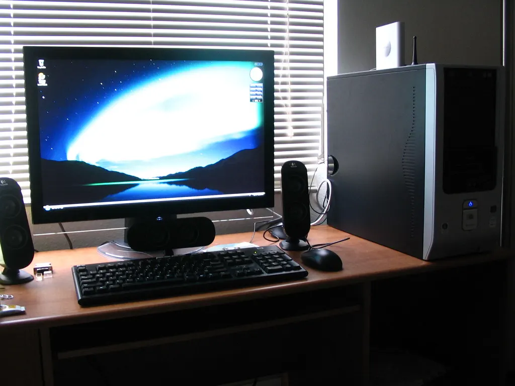 Freunde spielen gemeinsam am Computer